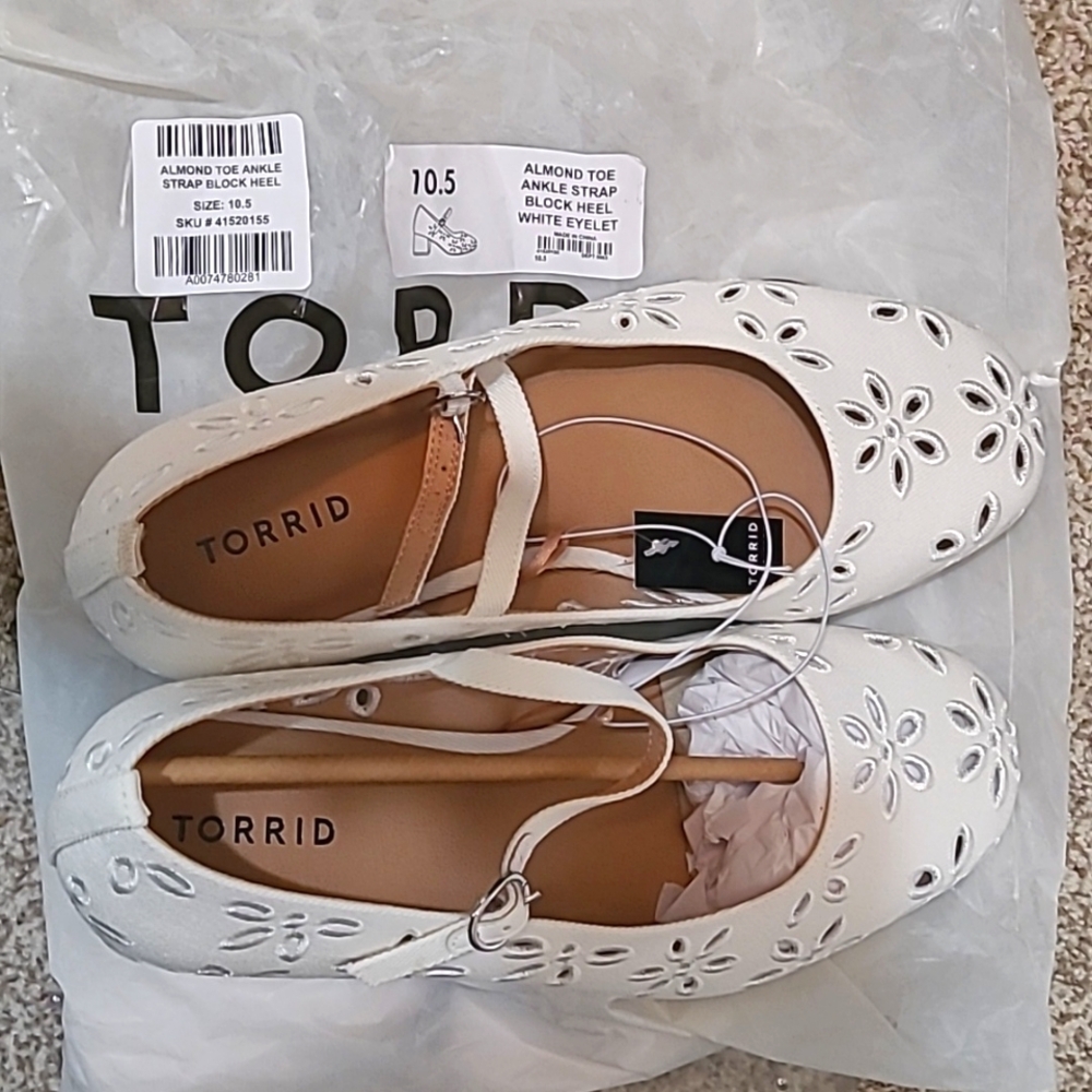 NWT Torrid white eyelet chunky heel 10.5 wide